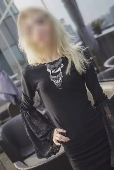 Anna, 25