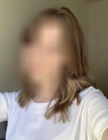 Büsra, 28