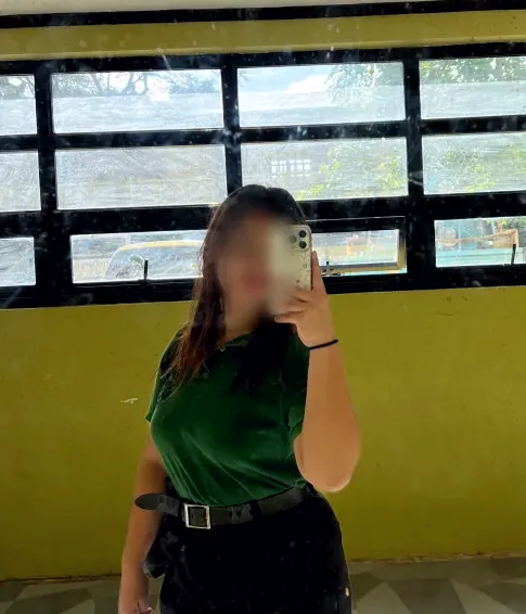 Nicole, 19