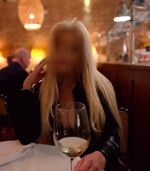 Nicole, 37