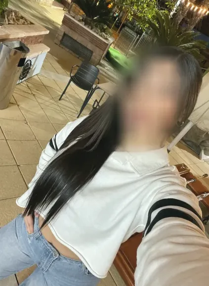Vivien, 24
